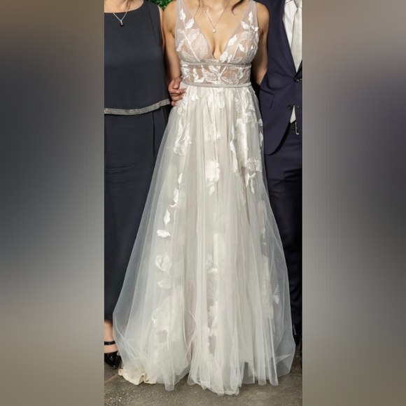 Galatea Wedding Dress and Veil - Picture 4 of 8